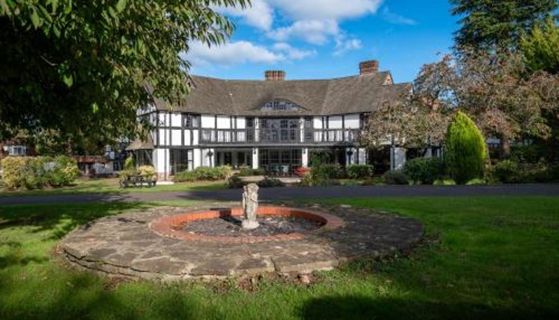 Hotellets utomhusområde - voco Thatchers Leatherhead by IHG