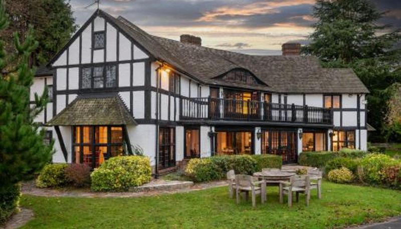 Hotellets utomhusområde - voco Thatchers Leatherhead by IHG