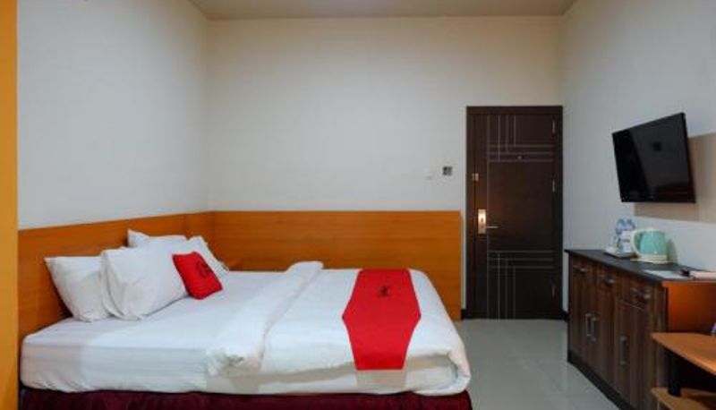 Kamer - RedDoorz Plus @ Cameloan Hotel Palu