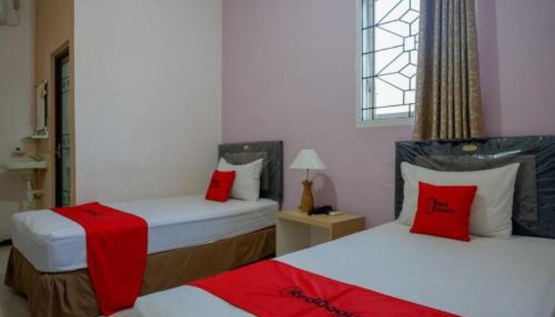 Oda - RedDoorz Plus Syariah @ Hotel Boulevard Luwuk