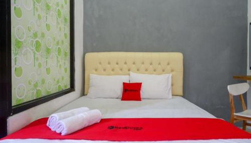 Zimmer - RedDoorz Syariah near Alun Alun Kajen