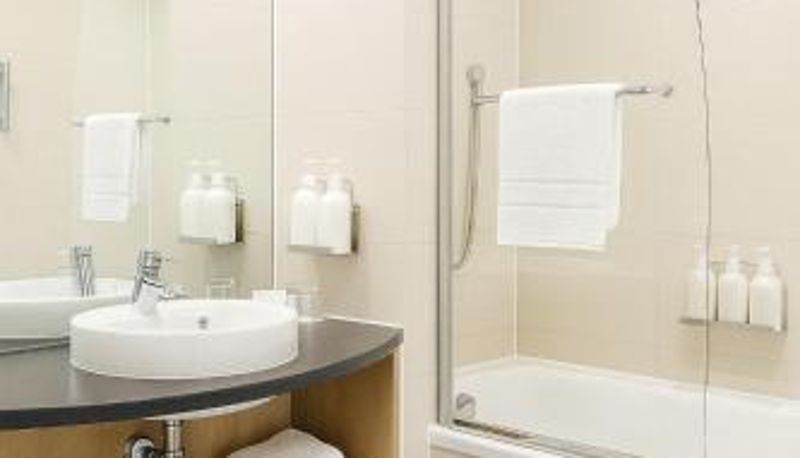 Camera standard - Holiday Inn Salisbury - Stonehenge by IHG