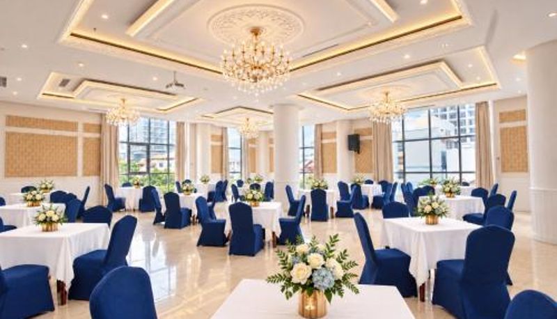 Restoran içinde kahvaltı salonu - Nha Trang Palace Hotel