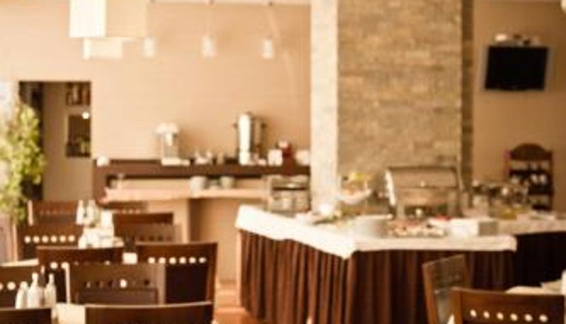 Salle de petit-déjeuner dans le restaurant - Family Hotel Berlin Beach Sveti Vlas