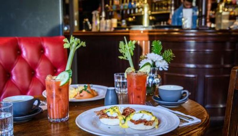 Sala de desayunos dentro del restaurante - The Crown & Greyhound by Innkeeper's Collection