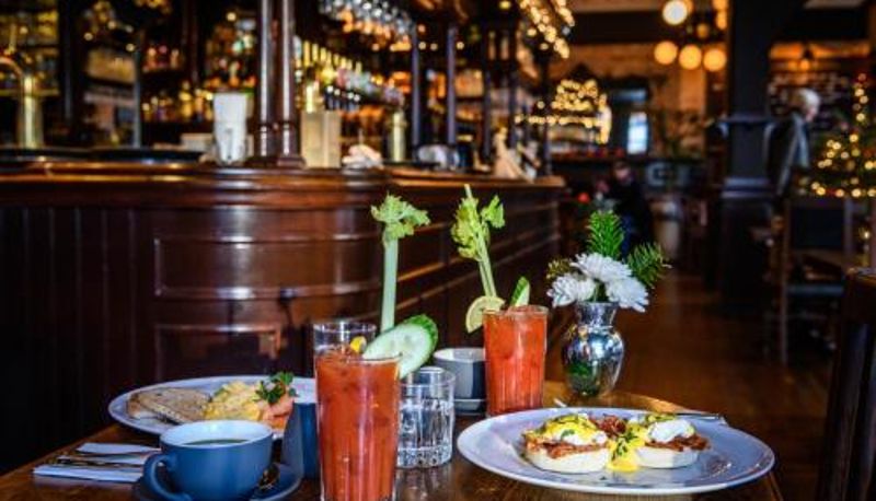 Sala de desayunos dentro del restaurante - The Crown & Greyhound by Innkeeper's Collection