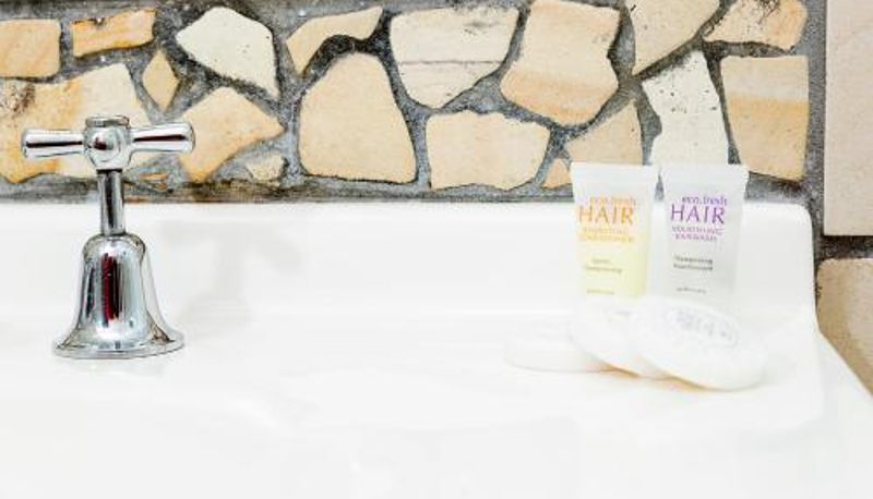 Banyo - Lavender Lane Apartments