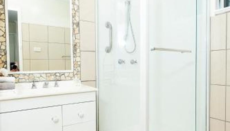 Banyo - Lavender Lane Apartments