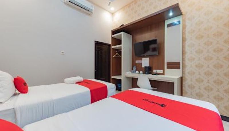 Zimmer - RedDoorz Plus at Orange Diponogoro Palangkaraya