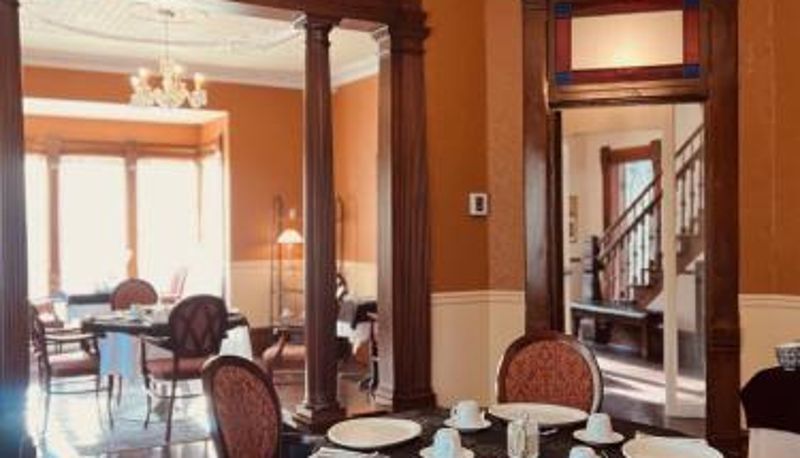 Salle de petit-déjeuner dans le restaurant - Le Chateau du Lac