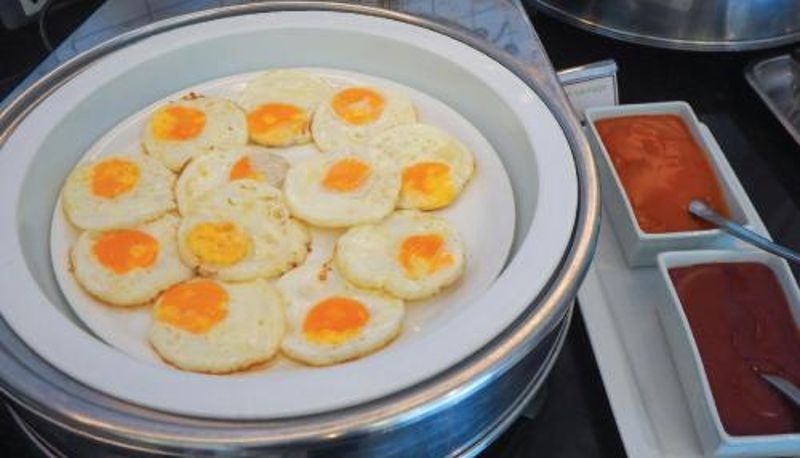 Breakfast room within the restaurant - Kingston Suites Bangkok Sukhumvit 15 by Kingston Hotels