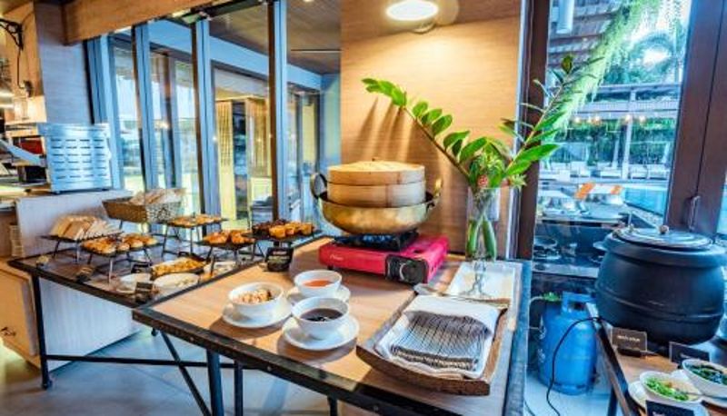 Sala prima colazione all'interno del ristorante - Riva Surya Bangkok