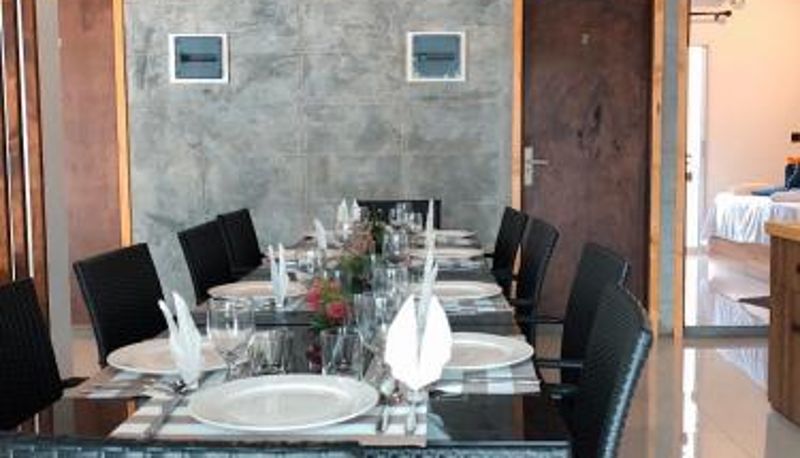 Salle de petit-déjeuner dans le restaurant - Huvan Inn