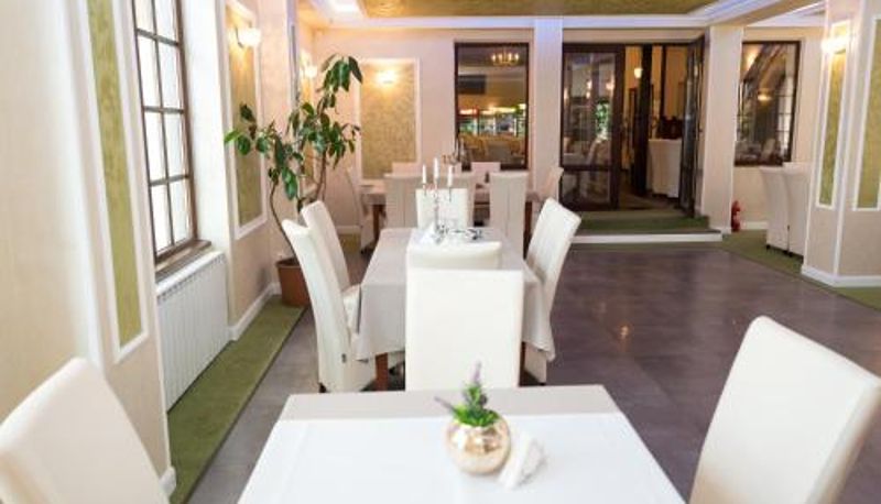 Sala de desayunos dentro del restaurante - Complex Parc Pini Moinesti
