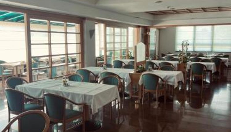 Restoran içinde kahvaltı salonu - Hotel Orijent 22