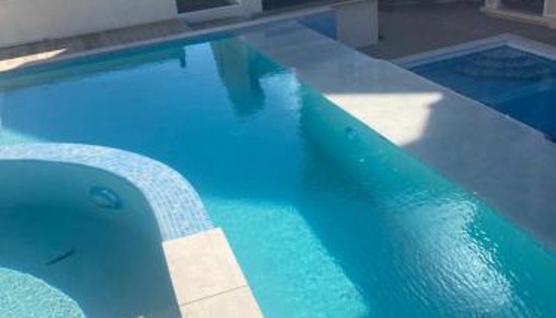 Piscina - Mandela Court Suites Grenada