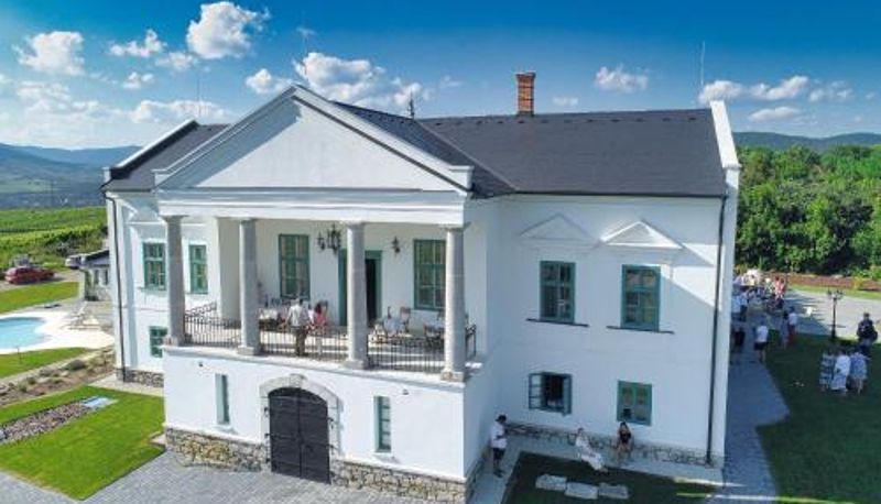 Otel açık alanı - Kincsem Kastély