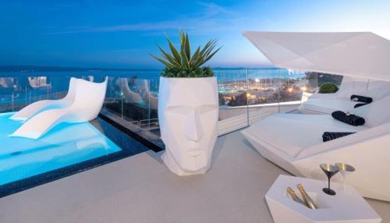 Piscina - Posh Residence Luxury Suites