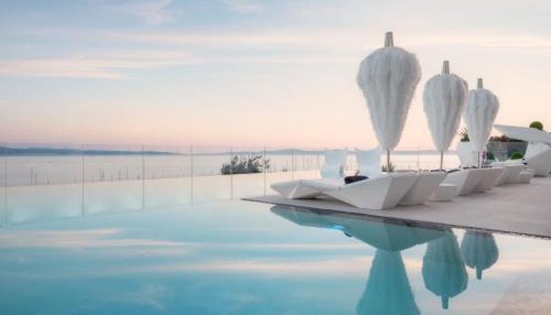 Piscina - Posh Residence Luxury Suites