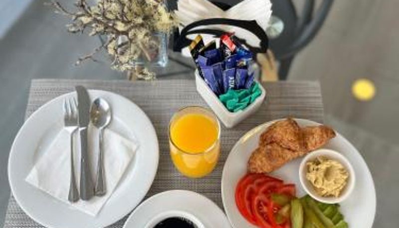 Salle de petit-déjeuner dans le restaurant - Hotel Costanera