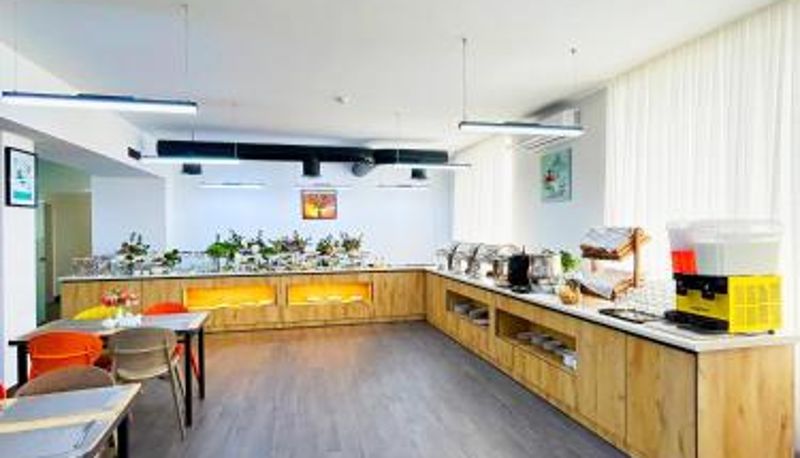 Ontbijtzaal in het restaurant - Karvan Sanatorium Naftalan