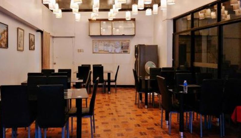 Restoran içinde kahvaltı salonu - RedDoorz at Maribago Seaview Pension