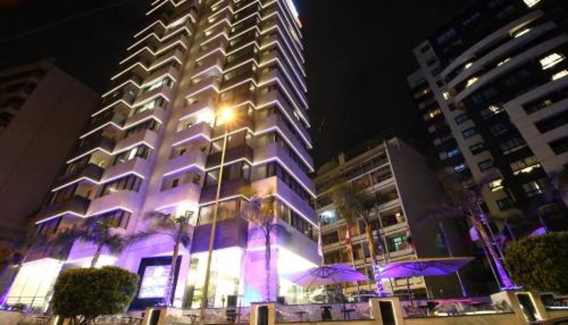 Buitenruimte van het hotel - Palm Ville Suites