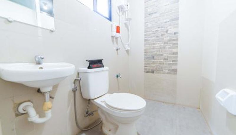 Badkamer - RedDoorz @ Aparente Gensan