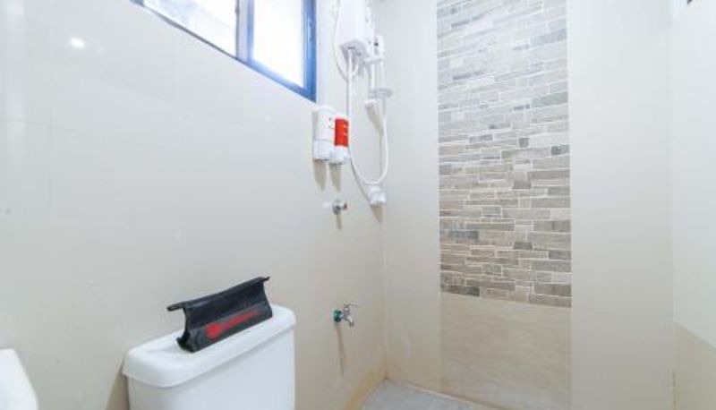 Badezimmer - RedDoorz @ Aparente Gensan