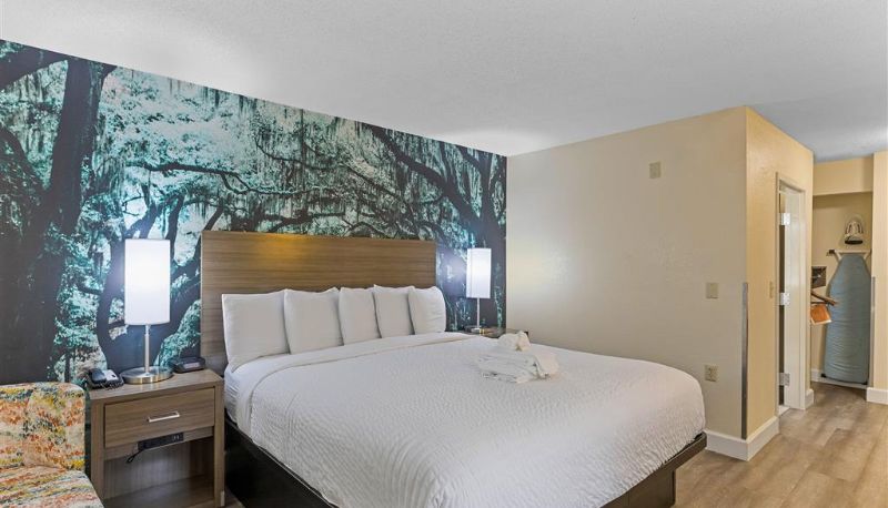 Room - Clarion Pointe Savannah Gateway I-95