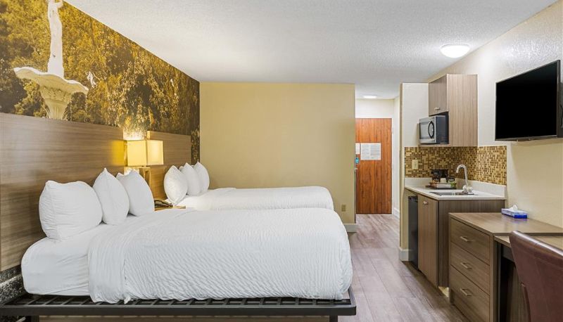Room - Clarion Pointe Savannah Gateway I-95