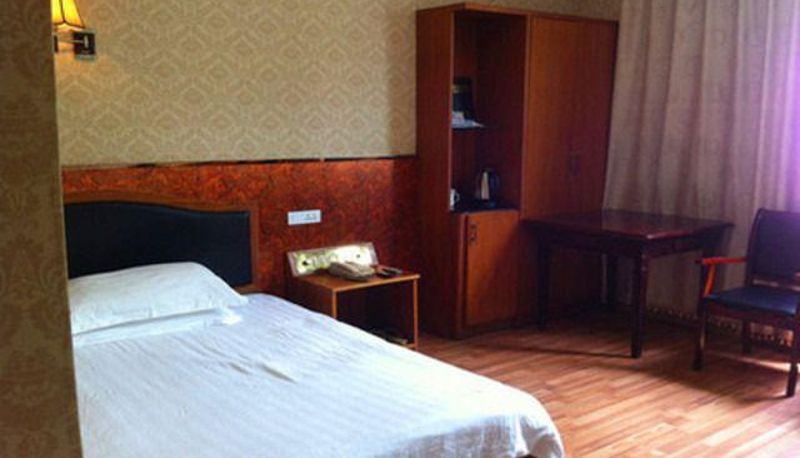Zimmer - New Century Hotel