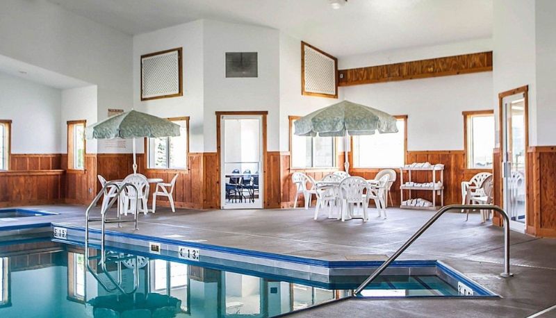 Pool - Quality Inn & Suites Eldridge Davenport North