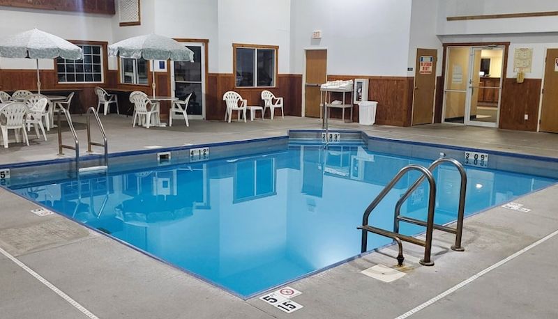 Pool - Quality Inn & Suites Eldridge Davenport North