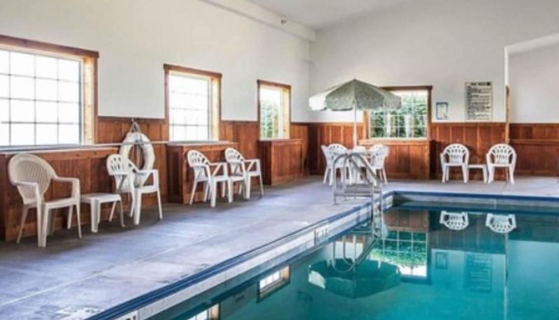 Pool - Quality Inn & Suites Eldridge Davenport North