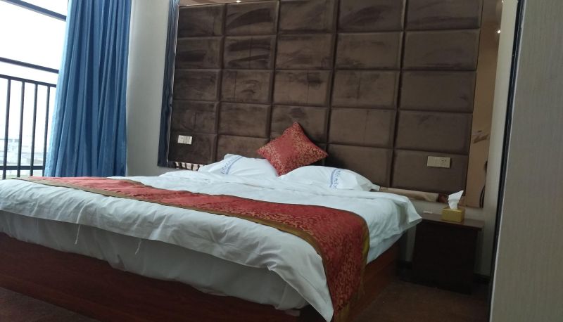 Camera business - Home and Holiday Inn