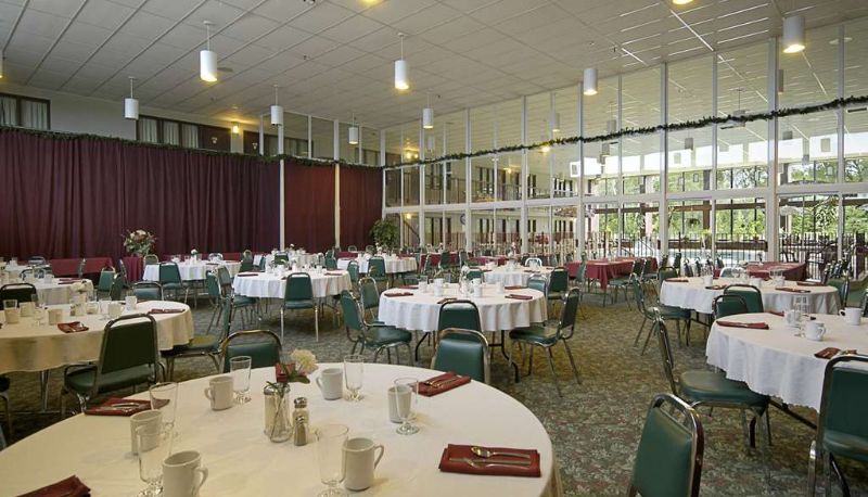 Bar - Howard Johnson by Wyndham Portage La Prairie