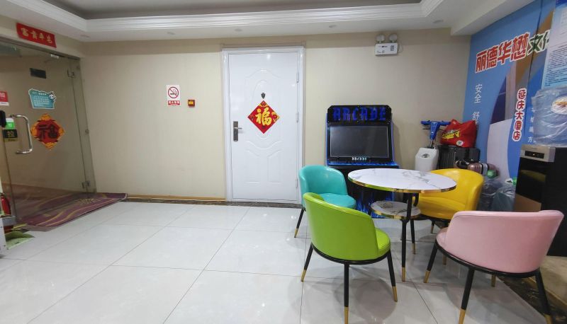 Area esterna dell'hotel - Beijing Leader Chinachem Projection Hotel (Wal Mart in Yanqing)
