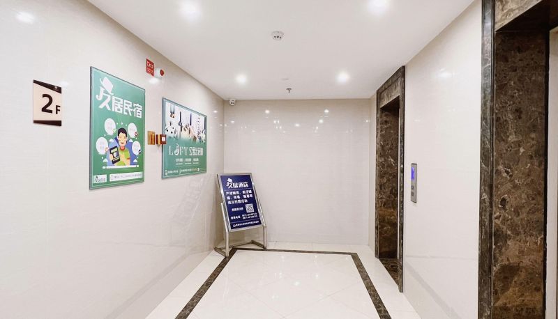 Buitenruimte van het hotel - Jiuju Hotel