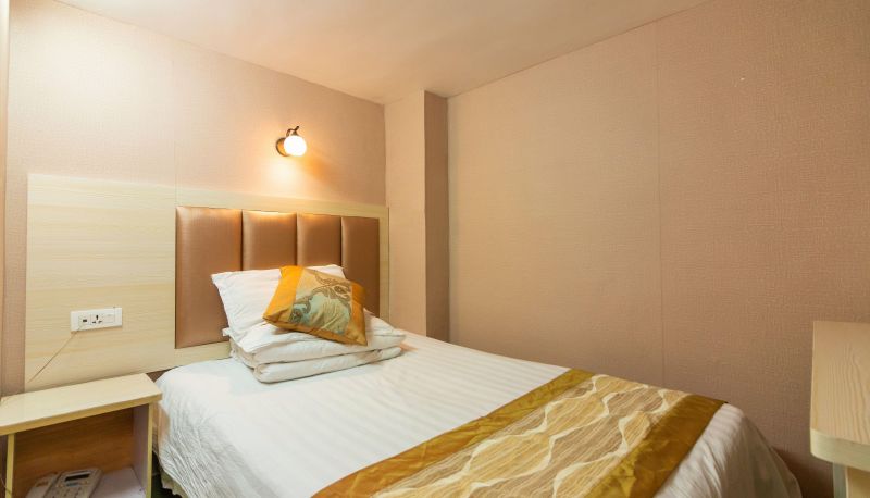 Zimmer - Public Opinion Business Hotel (Hanzheng Street Brand Clothing Wholesale Plaza Store)