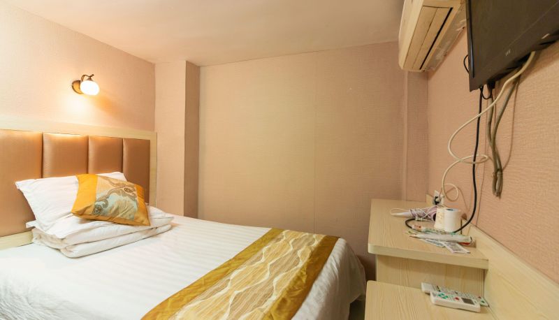 Zimmer - Public Opinion Business Hotel (Hanzheng Street Brand Clothing Wholesale Plaza Store)