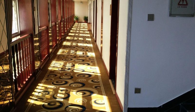 Buitenruimte van het hotel - the oasis hotel
