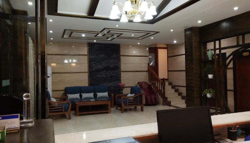 Area esterna dell'hotel - Crown Boutique Hotel