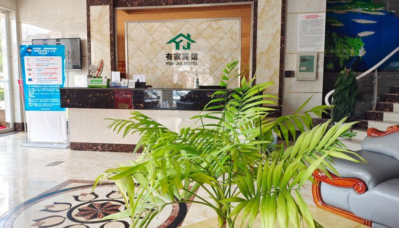 Buitenruimte van het hotel - There is a hotel