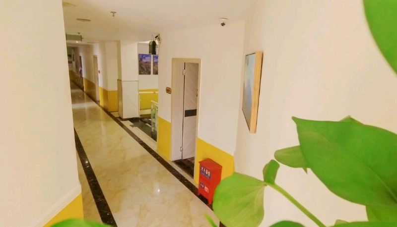 Buitenruimte van het hotel - There is a hotel