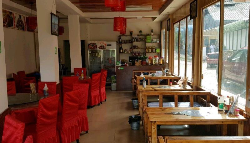 Buitenruimte van het hotel - The edge of Lugu Lake is in Lige