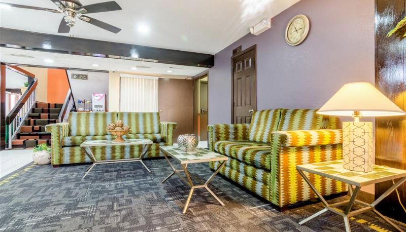 Hall - QUALITY INN SOUTH