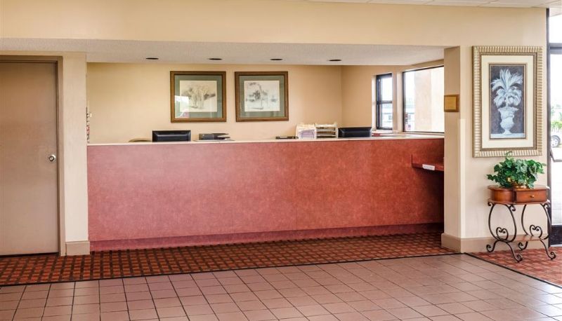 Hall - RODEWAY INN CLEVELAND