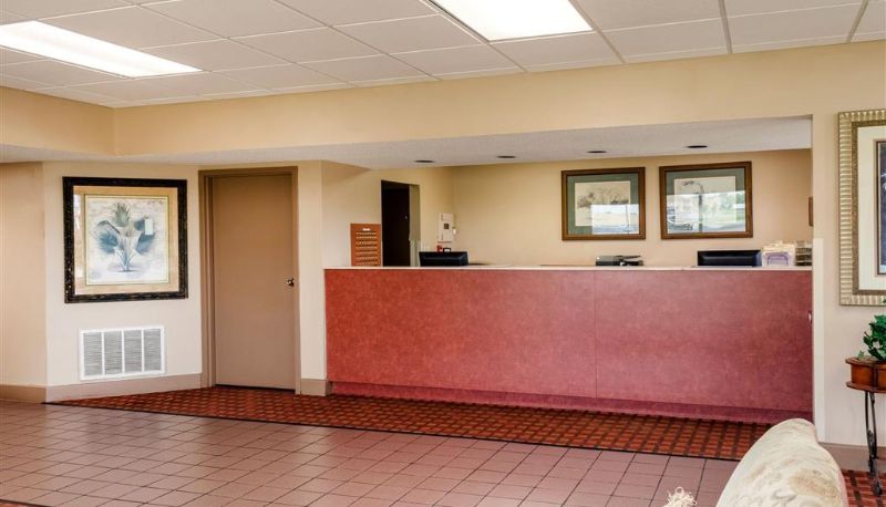 Hall - RODEWAY INN CLEVELAND
