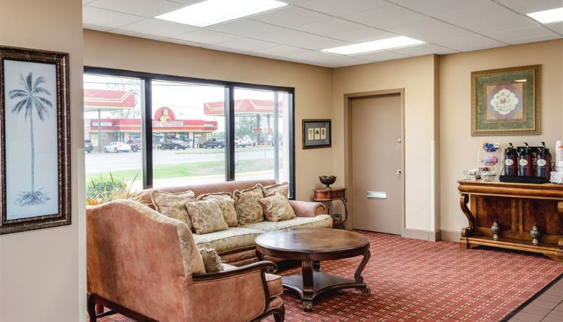 Hall - RODEWAY INN CLEVELAND